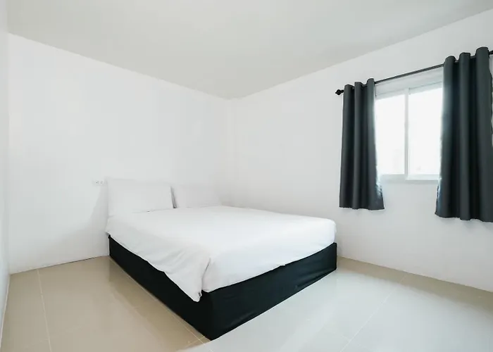 Sleeppop Sukhumvit 42 - Bts Ekkamai Station -