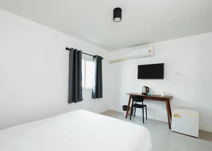 Sleeppop Sukhumvit 42 - Bts Ekkamai Station -