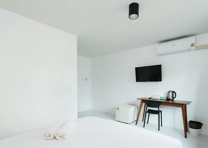 Sleeppop Sukhumvit 42 - Bts Ekkamai Station - *